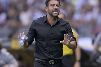 Alberto Valentim deixa comando do Athletico-PR após derrota por goleada