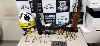 Após agredir esposa homem é preso pela Guarda Municipal com armas de fogo