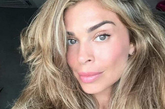 Grazi Massafera dá boas-vindas aos cabelos brancos e é criticada na internet