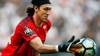 Cássio vai a hospital de ambulância após choque na cabeça no jogo do Corinthians