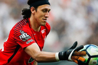 Cássio vai a hospital de ambulância após choque na cabeça no jogo do Corinthians