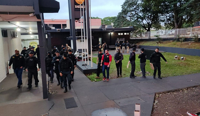 Policiais saem de delegacia para cumprir mandados da Operação Águia - Foto: Adilson Domingos