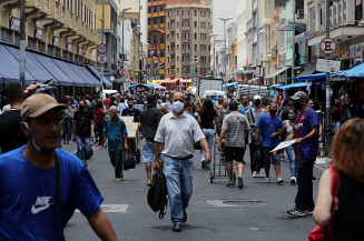 Média móvel de mortes por covid-19 no Brasil fica em 777 nesta quarta-feira