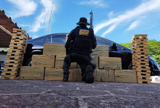 Homem com mandado de prisão em aberto é preso com mais de 400 kg de maconha