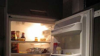 Mulher de 25 anos é morta e deixada em geladeira após briga de trisal