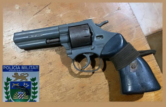 Polícia Militar apreende arma de fogo e prende foragido da justiça