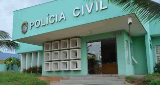 Homem esfaqueia irmão mais velho na frente da mãe após discussão em família