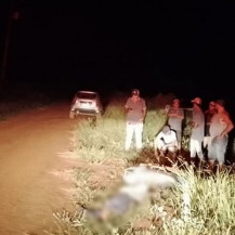 Motociclista leva tiro acidental, bate em poste e acaba morrendo no local