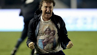 Cuca quer 'achar' meia para duelos com o Boca e pede manutenção de zaga