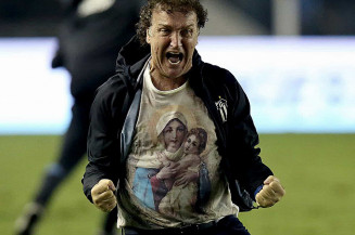 Cuca quer 'achar' meia para duelos com o Boca e pede manutenção de zaga