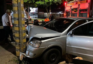 Motorista perde controle, bate em poste e deixa três feridos