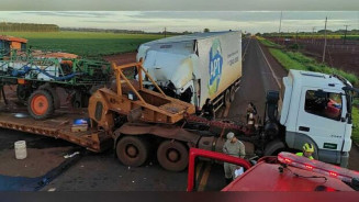 Motorista morre em acidente entre duas carretas em Rio Brilhante