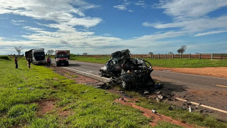 Acidente entre carreta e Ranger mata 5 pessoas, entres elas 2 crianças