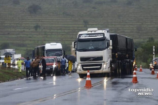 Mulher morre após bater Peugeot em caminhão na BR-163