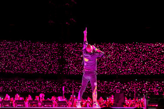 Chris Martin faz apelo para fãs devolverem pulseiras de LED nos shows do Coldplay: "São muito caras"