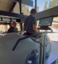 Jeremy Renner aparece andando após grave acidente na neve em janeiro