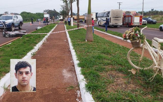 Por ‘ironia’, este acidente aconteceu próximo à bicicleta que fica no canteiro central da avenida, que lembra outro caso, em que um ciclista também morreu; Fotos e vídeo: Sidnei Bronka/Ligado Na Notícia