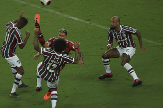 Fluminense goleia Flamengo e conquista o Carioca