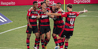 Flamengo espanta má fase e vence Coritiba na estreia do Brasileirão