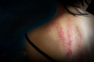 Drogado mete a mão na cara da mãe e toca terror em Dourados