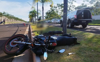 Motociclista morre ao colidir em pé de coqueiro próximo a condomínio de luxo em Dourados