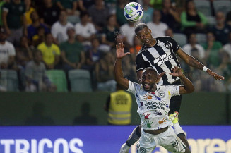 Goiás bate líder Botafogo e deixa zona do rebaixamento do Brasileiro