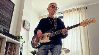 Morre Andy Rourke, baixista do The Smiths, aos 59 anos