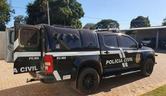 Mulher é espancada com cabo de vassoura e tenta proteger agressor; 'amo ele'