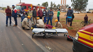 Motociclista faz conversão proibida, provoca acidente com 3 veículos e motorista é arremessado pelo para-brisa