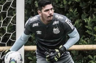 Coronavírus 'tira' e agora devolve titularidade a João Paulo no Santos