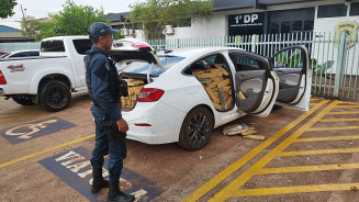 Suspeito escapa da polícia e deixa carro com quase 900 kg de entorpecentes em Dourados