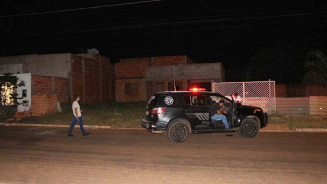 Corpo em decomposição é encontrado por vizinhos após sentirem mau cheiro