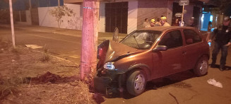 Mulher fica gravemente ferida após colisão em poste de energia em Dourados