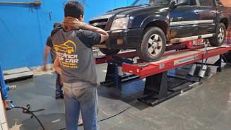 Caminhonete cai de elevador e mata dono de oficina mecânica