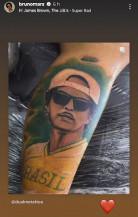 Bruno Mars compartilha nas redes sociais tatuagem que fã brasileiro fez em sua homenagem