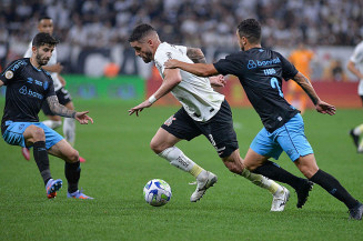 Corinthians e Grêmio empatam em jogo com oito gols