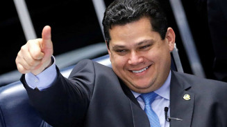 Candidato de Alcolumbre segue à frente na corrida do Senado