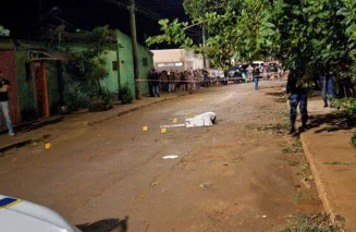 Rapaz é surpreendido por dupla em moto e executado a tiros na Capital