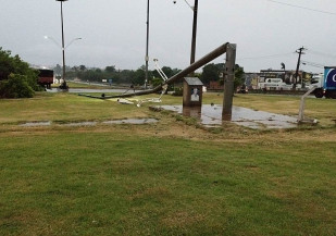 Chuva com ventos de quase 80km/h e até granizo deixa rastro de destruição em Dourados