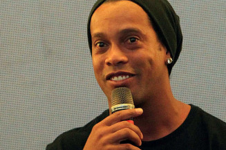 Ronaldinho Gaúcho investe no trap em 'Rolê Aleatório', música inspirada em meme