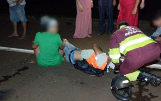 Motociclista fica ferido após acidente com carro na BR-163; motorista fugiu do local