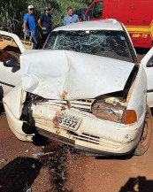 Três pessoas ficam feridas após batida entre carro e patrola em Rio Brilhante