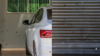 Câmeras flagraram atirador disparando 16 vezes contra casa de idosos no Caiçara: apavorada