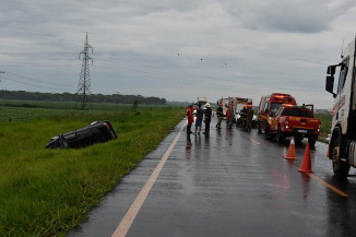 Acidente com 4 veículos mata uma pessoa e deixa outra gravemente ferida