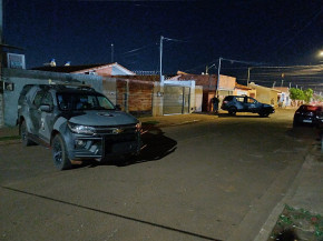 Criminoso morre após fazer família refém e agredir morador com coronhadas