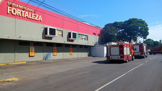 Bombeiros combatem incêndio em padaria de supermercado