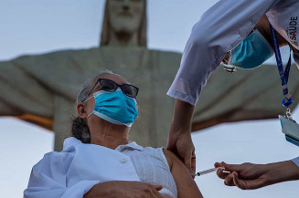 Brasil vacina mais que vizinhos, mas perde para turcos