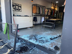 Em 2 minutos, bandidos dão marcha ré e invadem loja com carro