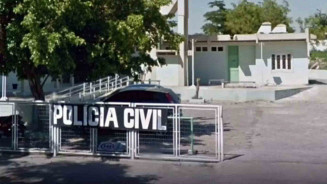 Ex-marido atira em mulher e filha de 15 anos entra na frente para defender mãe