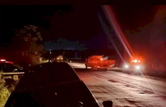 Motociclista morre ao invadir pista contrária e bater de frente com carreta